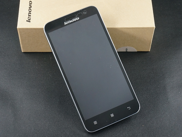 Lenovo A806 LTE / fot. swiatandroid